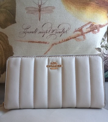 NUEVO CON ETIQUETAS Coach Cartera Larga Cremallera Alrededor Almohada Cuero Acolchado Muñequera TIZA Blanco Foto 1 de 4