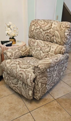 Mathis Brothers Luxury Lift Recliner  Original $2000 Value with 1 Yr Warranty - Image 1 of 4