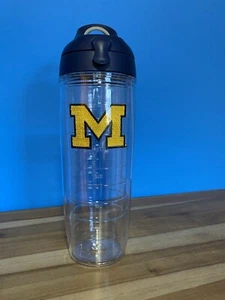 Tervis 24 Unzen Trinkflasche mit gesticktem "M" Mais & Blau -- University of Michigan - Bild 1 von 10