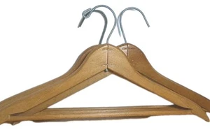Lote de 3 perchas de madera vintage abrigo y pantalón clásico boutique cabaña retro - Imagen 1 de 6