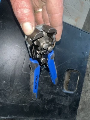 Klein Tools 11061 саморегулирующийся устройство для зачистки и резки проводов - синий/черный - Изображение 1 из 4