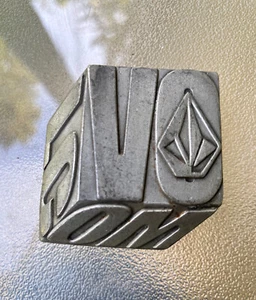 Volcom Würfelform Logo Metall Gürtelschnalle 3D Skater Punk Metal - Bild 1 von 5