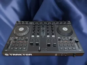 Native Instruments Traktor Kontrol S4 DJ Controller Midi Turntable - Picture 1 of 7