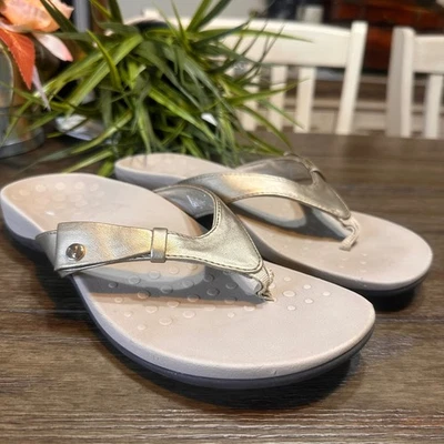 Sandálias tanga arco couro metálico dourado Vionic Carolyn chinelos femininos tamanho 8 - Imagem 1 de 4