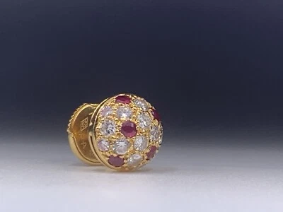 卡地亚红宝石和钻石 18K 黄金娇小圆顶单耳环 — 第 1/4 张图片