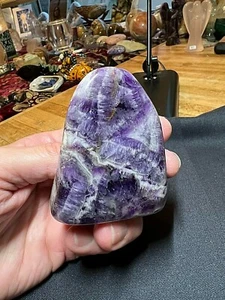 Espécimen de roca pulida a mano artesanal con bandas de amatista 002 - Imagen 1 de 12