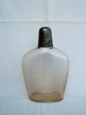 ancienne gourde bouteille en verre à bouchon à vis en métal hauteur 21 cm - Photo 1/4