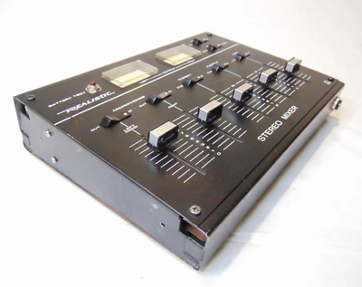 Mezclador estéreo a batería Realistic #32-1100A. Probado Foto 1 de 4