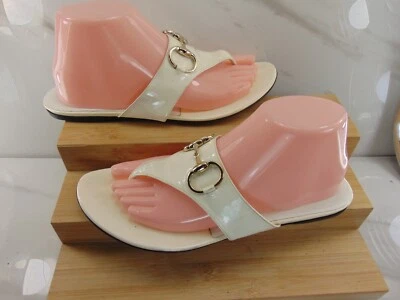 Sandalias Gucci BLANCAS charol Horsebit tanga chanclas para mujer 8 1/2 B Foto 1 de 4