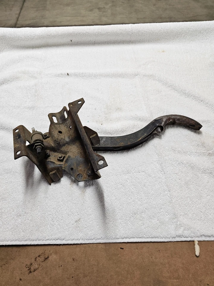 1960–66 Chevy C10 C20 аварийный стояночный тормоз в сборе — оригинальное крепление на приборную панель электронный тормоз  - Изображение 1 из 4