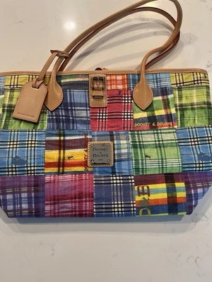 Bolso de hombro Dooney & Bourke de cuero y lona Madrás hormigas a cuadros Foto 1 de 4