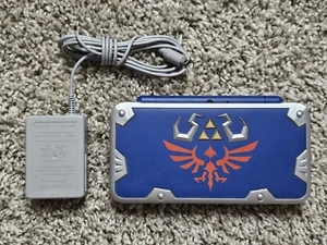 Nueva consola portátil Nintendo 2DS XL JAN-001 Zelda Hylian Shield edición especial - Imagen 1 de 21