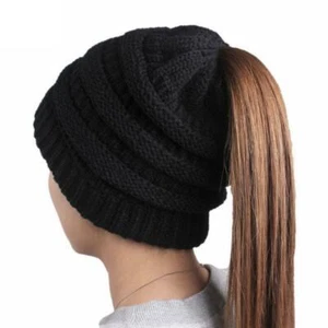 CAPPELLO A BERRETTO INVERNALE DONNA NERO MORBIDO CODA DI CAVALLO CON PANINO A COSTINE - Foto 1 di 1