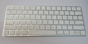 APPLE A1644 EMC 2815 Wireless Magic Keyboard Silver/White QWERTY Bluetooth - Picture 1 of 1