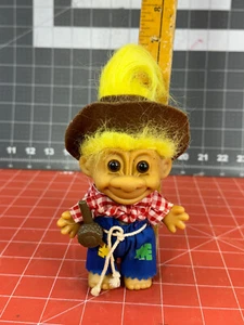 Muñeca Russ Troll Hillbilly Espantapájaros Granjero Pipa Cuerda Cinturón Caída Cabello Amarillo De Colección - Imagen 1 de 8