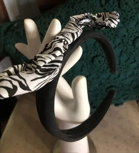 Handgefertigtes stoffbezogenes Stirnband "Zebra Print" - Bild 1 von 2