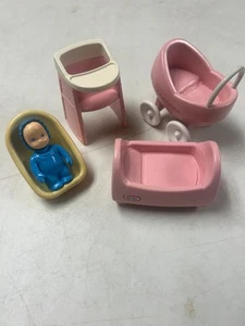 LITTLE TIKES VINTAGE PUPPENHAUS BABY PUPPE KINDERZIMMER WIEGE HOCHSTUHL KINDERWAGEN + - Bild 1 von 4