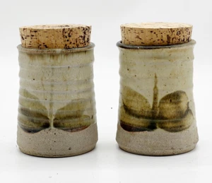 COPPIA DI VASI PORTAOGGETTI VINTAGE IN CERAMICA DA STUDIO CON COPERCHIO IN SUGHERO - Foto 1 di 11