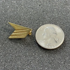 Poste Canada Post Office Gold Tone Logo Pin Pinback #48540 - Picture 1 of 2
