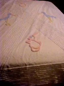 Copriletto culla ciniglia bambino bianco vintage con cicogna e coniglio - Foto 1 di 4