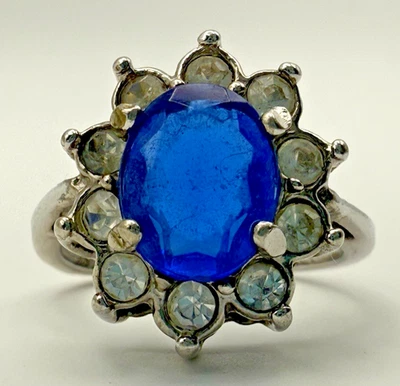 Anillo de cóctel vintage con halo de vidrio azul tono plata acento de estrás transparente talla 8 Foto 1 de 4