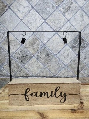 Marco de madera de granja con clips metálicos negros para guardar foto familiar de 5"x7" Foto 1 de 4