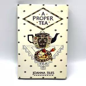 A Proper Tea Joanna Isles Hardcover First US Edition - Foto 1 di 10