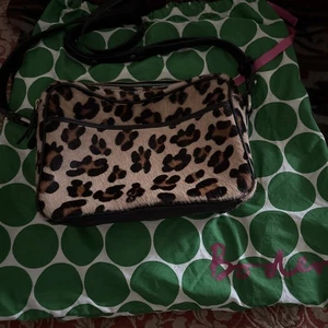 Gebrauchte Boden Umhängetasche Leopardenmuster Ponyfell braun Leder. - Bild 1 von 24