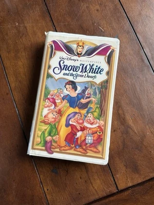 Vintage VHS Tapes: Snow White - Walt Disney Masterpiece - USED - Image 1 of 4