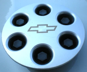 2000 - 2003 Chevrolet Tahoe Silverado 1500 Suburban OEM Center Cap P/N 15004143 - Picture 1 of 7