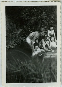 ALTES FOTO - GRUPPE FLUSS LACHEN BADEANZUG - RIVER FUN-Vintage Snapshot - Bild 1 von 1