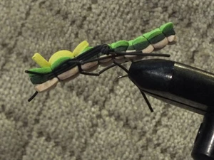 Triple Decker Hopper Olive Chartreuse gelb hellbraun Heuschrecke Größe 8 - 4 Fliegen  - Bild 1 von 1