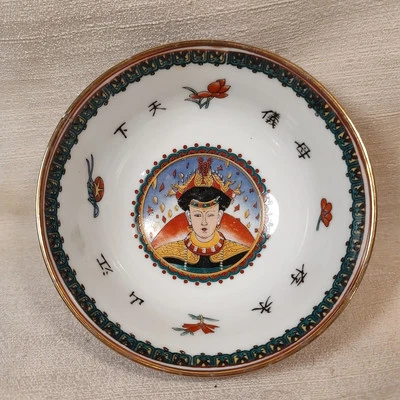  Cuenco de porcelana pintado a mano Emperador chino con marca Qianlong borde dorado azul  Foto 1 de 4
