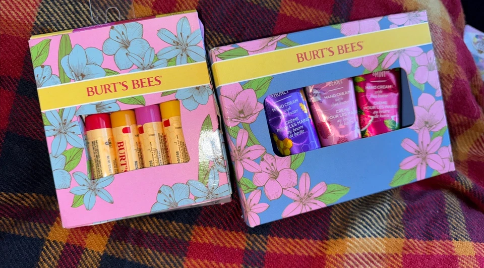 Nuevo con etiquetas Burt’s Bees Crema de Manos Trío Set de Regalo 3 piezas Medias de Mano y Labio Relleno Navidad Foto 1 de 4
