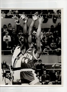 Braves McAdoo aus den frühen 1970er Jahren? & Rockets Elvin Hayes setzt auf Rebound 8x10 Pressefoto - Bild 1 von 2