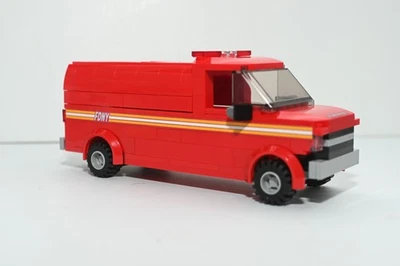 Modelo personalizado de furgoneta roja del Departamento de Bomberos construido y compatible con ladrillos LEGO® Foto 1 de 2