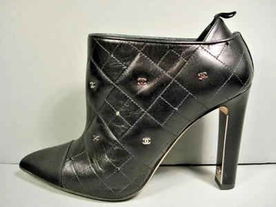 BOTINES CHANEL NEGROS ACOLCHADOS "CC" CUERO PUNTA TIRAR EN BOTÍN 37 NUEVOS  Foto 1 de 4