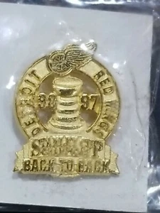 1998 Back to Back Stanley Cup Red Wings Pin Back - Picture 1 of 5