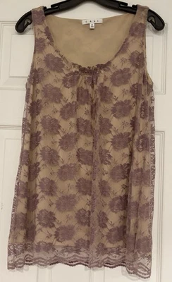 Blusa túnica CAbi Boho encaje capas intriga talla M sin mangas beige lavanda  Foto 1 de 4