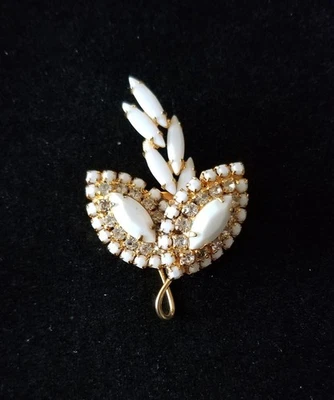 Broche prendedor colgante floral vintage de plástico blanco y diamantes de imitación transparentes tono dorado Foto 1 de 3