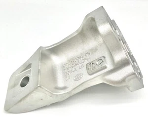 Land Rover Range Rover 3.0L V6 Engine Mount Bracket (Left) LR033184 OEM & NEW - Picture 1 of 4