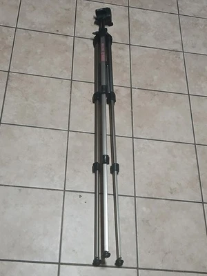 Slik U9000 Tripod *DAMAGE* - missing lift/lower lever / 1securing butterfly tab - Image 1 of 4