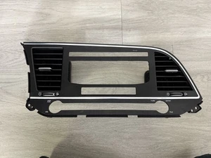 2017-2020 Hyundai Elantra SE OEM Radio Bezel Dash Trim with Air Vents & Knobs - Foto 1 di 4