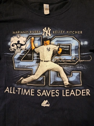 Large  Mariano Rivera NY Yankees T-shirt Majestic Saves Leader. Classic Baseball Cover