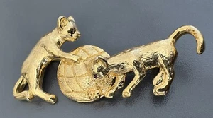 Vintage Katzenliebhaber Brosche - 2 Zoll Katzen Duo spielen mit Bällen 0045 - Bild 1 von 6