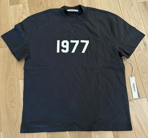 CAMISETA FEAR OF GOD FOG ESSENTIALS SS22 "IRON 1977" AUTÉNTICA Talla Mediana NUEVA - Imagen 1 de 6