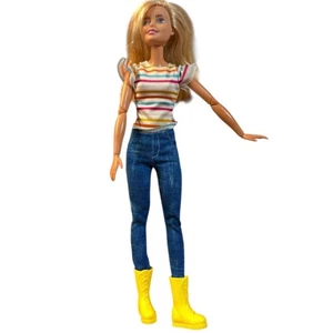 Barbie Fashionista, Muñeca Hecha para Moverse, en Jeans Desteñidos, Camiseta a Rayas y Bota Amarilla - Imagen 1 de 10