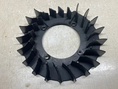 Ventilador de volante Cub Cadet 1320 trator Kohler Command CV125 9 12.5HP - Imagem 1 de 3