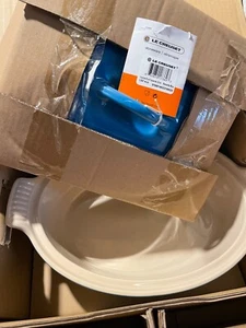 Le Creuset Stoneware  2.5 Quart Oval Dish with Lid Marseille Blue - Picture 1 of 3