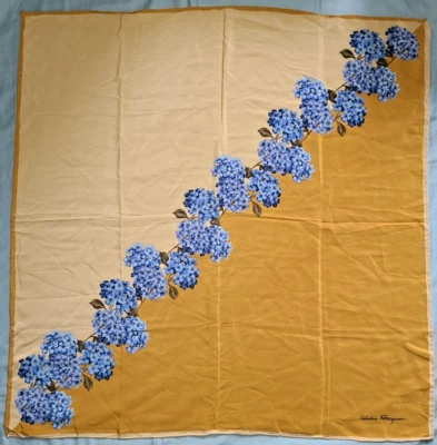 Bufanda de seda Salvatore Ferragamo, crudo y amarillo dorado con flores azules Foto 1 de 4